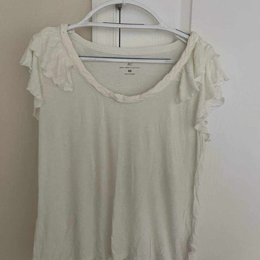 White Tshirt with rope collar